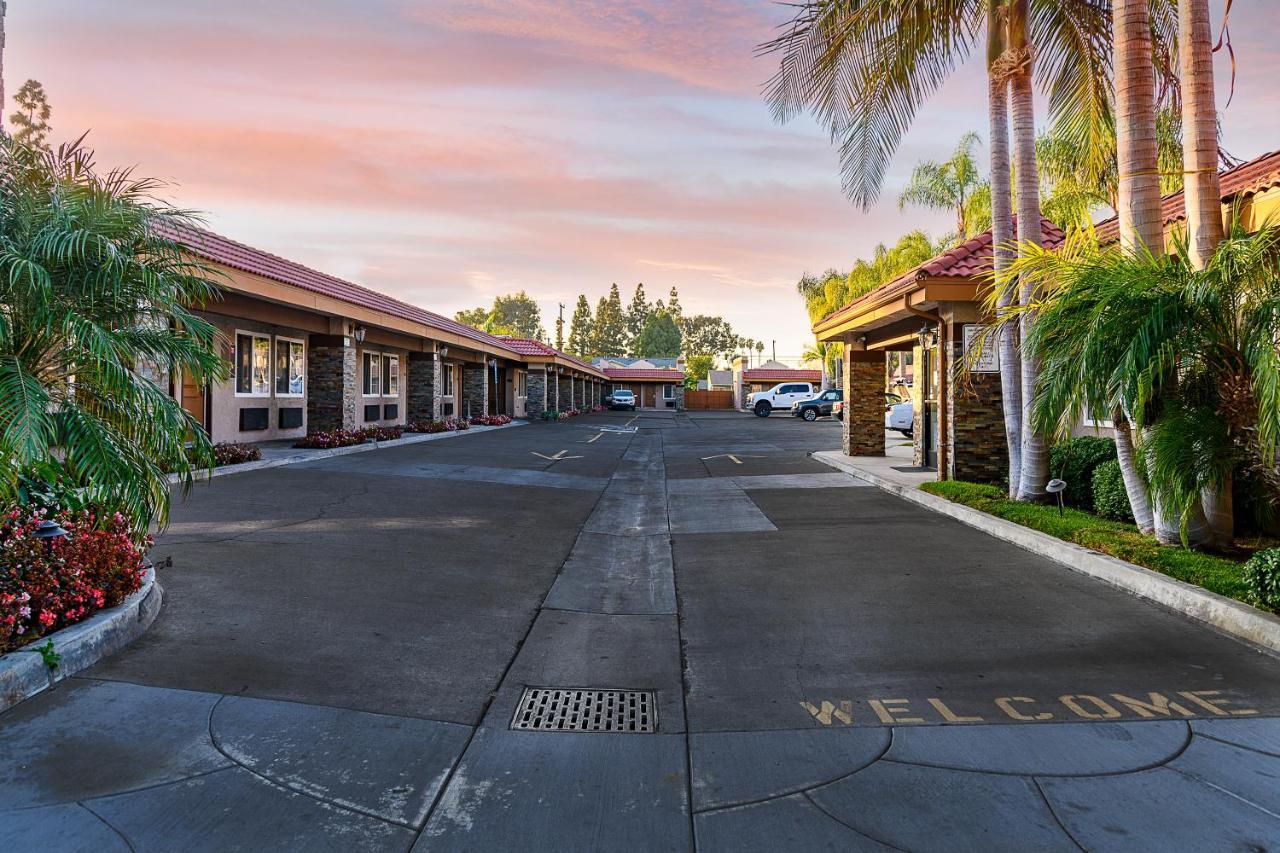 Hyland Inn Brea Bagian luar foto