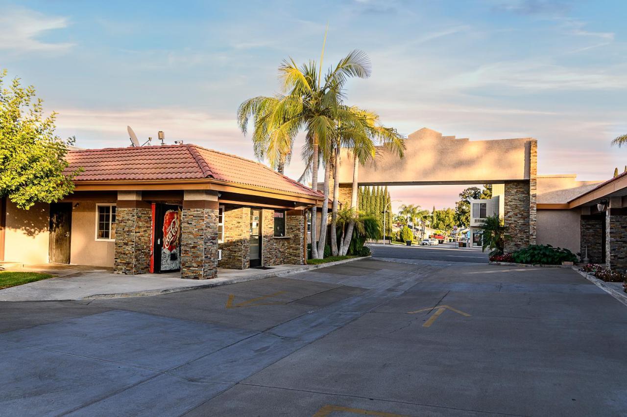 Hyland Inn Brea Bagian luar foto