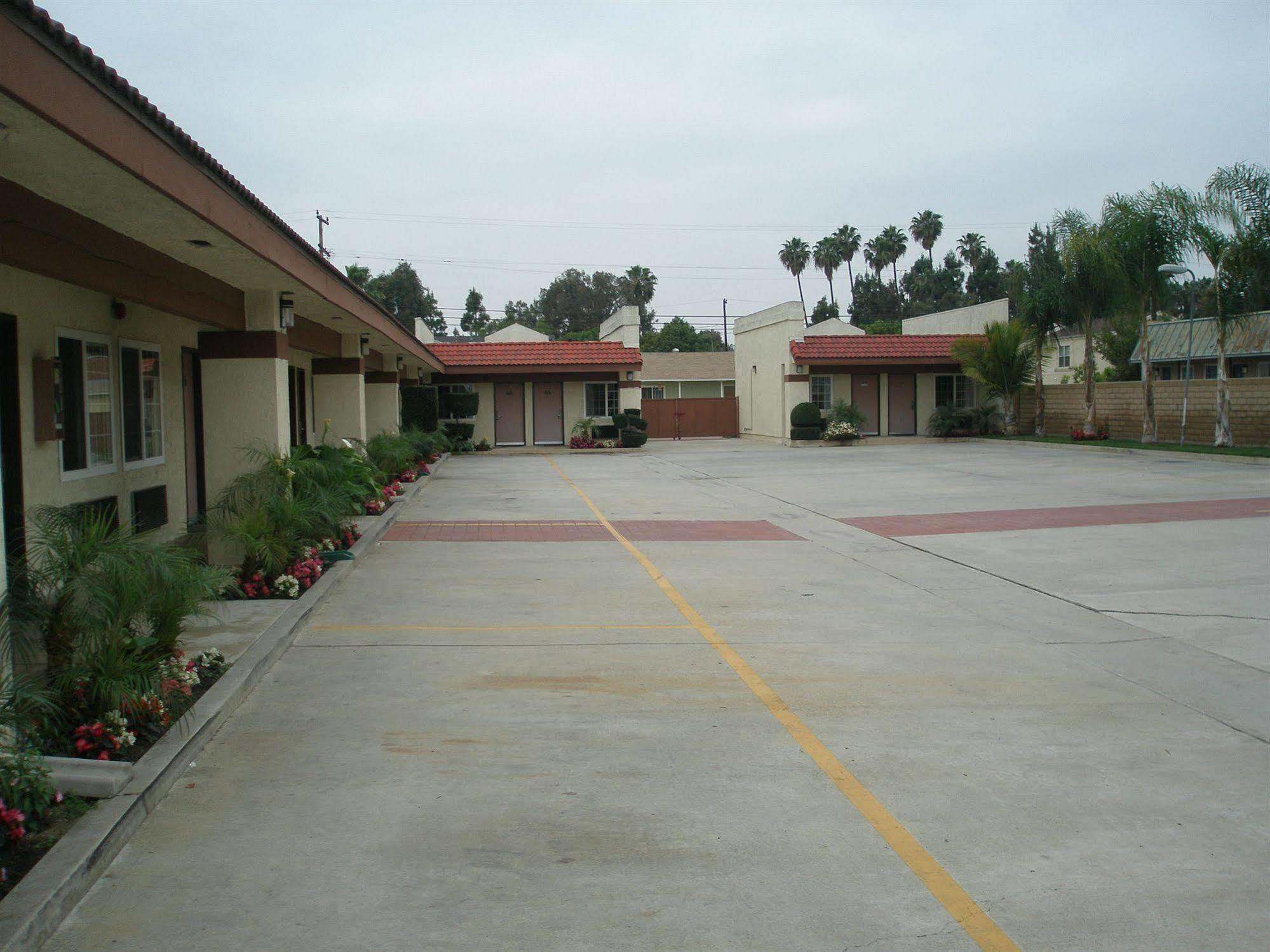 Hyland Inn Brea Bagian luar foto